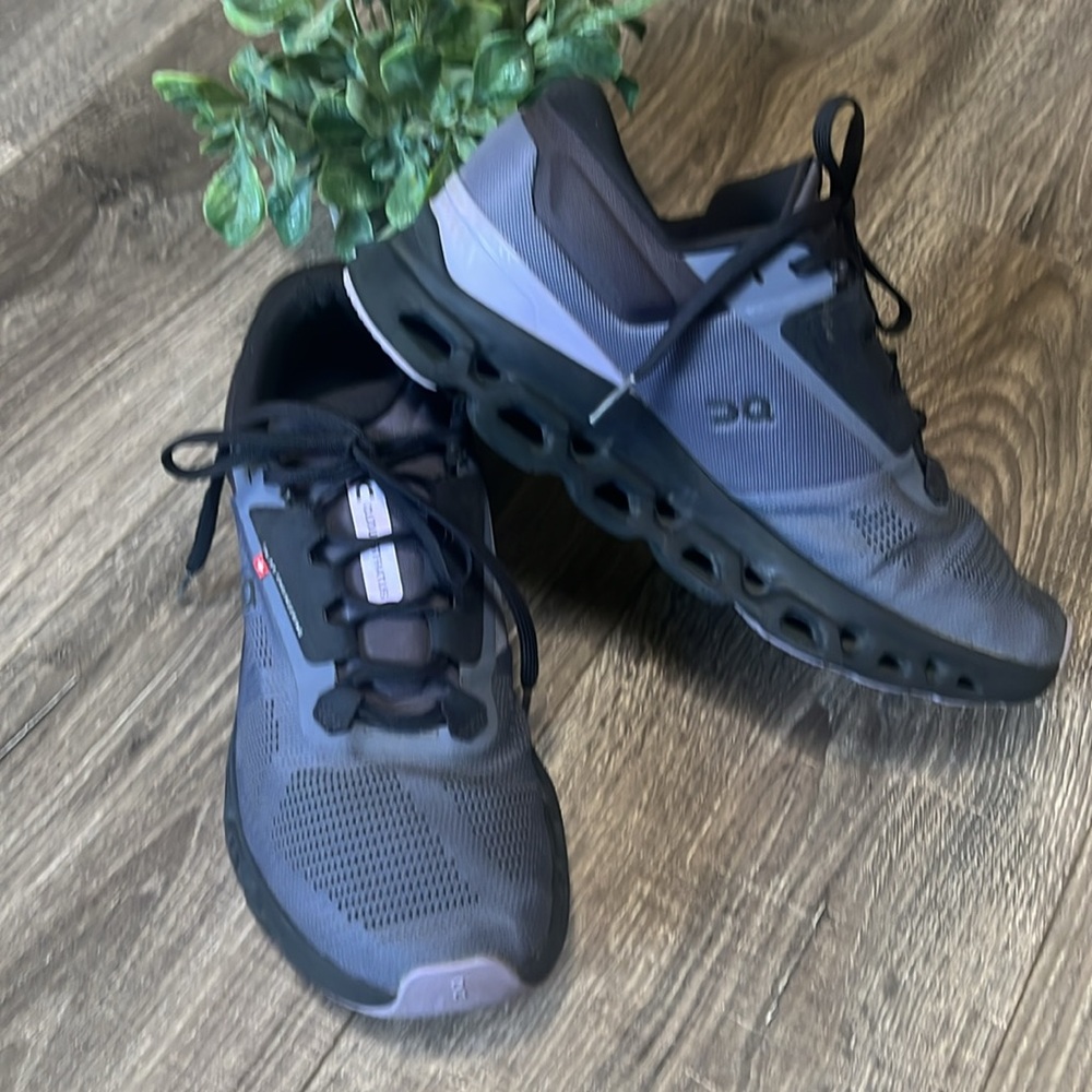 Women’s 9.5 OnClouds Cloudstratus 3 metal Wisteria running shoes